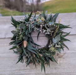 Elegantný veniec z eukalyptu s prírodnými doplnkami