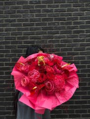 Kombinácia červenej ruže a antúria