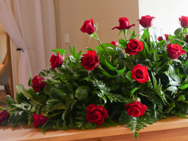 Ikebana zo živých červených ruží - Veľkosť: L