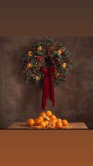 Vianočný veniec s pomarančmi a červenou stuhou