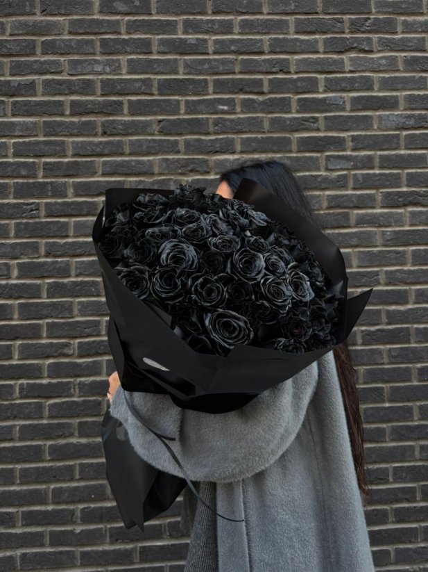 Exkluzívna kytica z čiernych ruží v čiernom obale