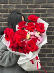 Red passion with a touch of tenderness