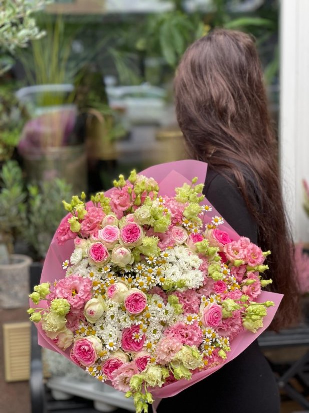 Romantic Bouquet with Pink Roses and Daisies
