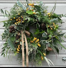 Elegantný zelený veniec s prírodnými prvkami a žltými bobuľami