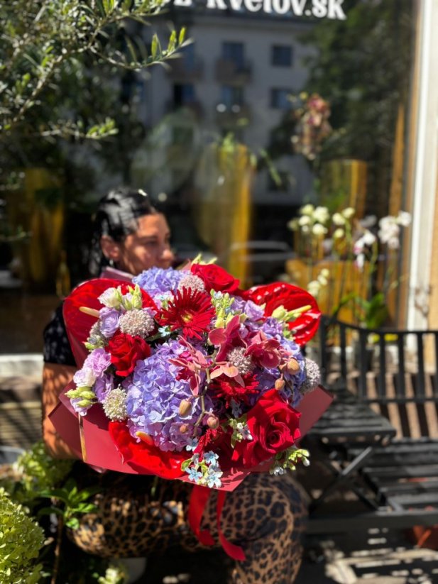 Exkluzívna kytica z červených ruží, fialových hortenzií a orchideí