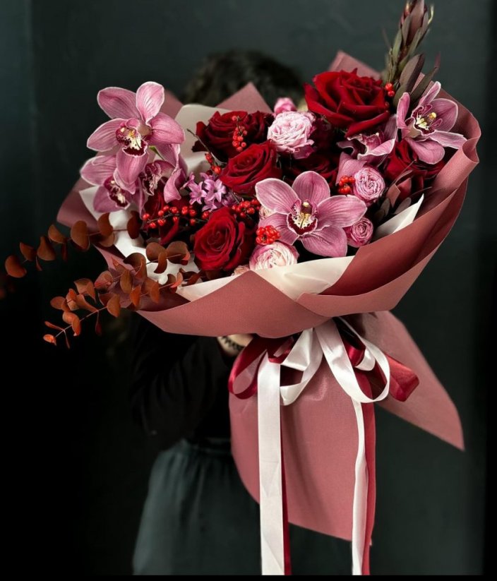 Miešaná kytica s červenými ružami č.49 - Veľkosť: M