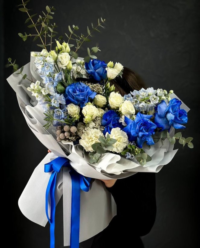 Miešaná kytica s modrými ružami č.50 - Veľkosť: L