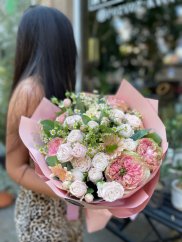 Delicate Bouquet with Pastel Roses and Daisies