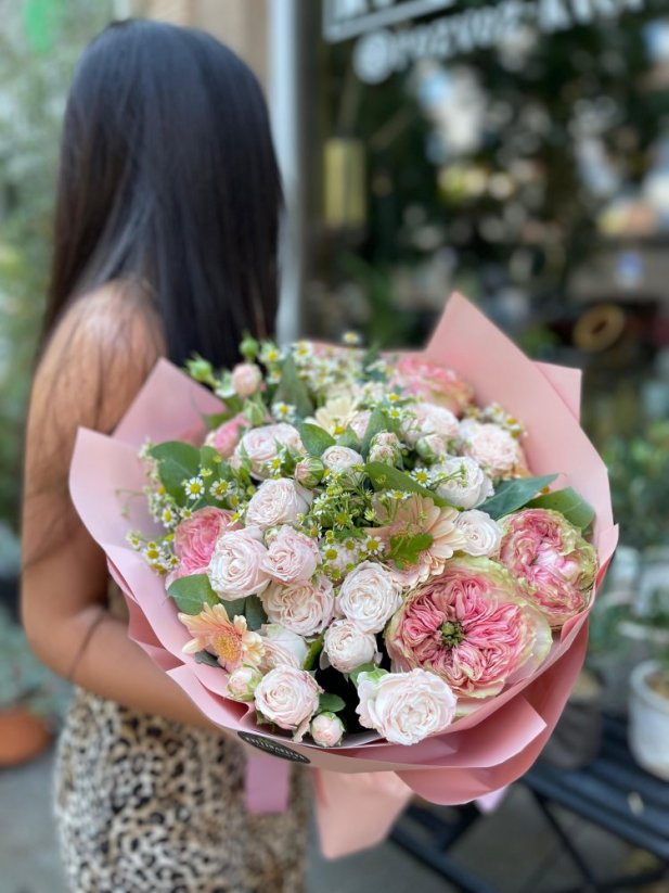 Jemná kytica s pastelovými ružami a margarétkami