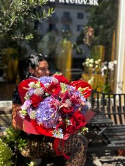 Exkluzívna kytica z červených ruží, fialových hortenzií a orchideí